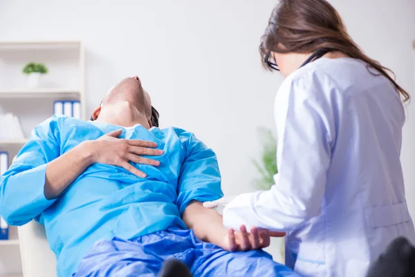 Scared patient man getting ready for flu shot — Stock Photo, Image