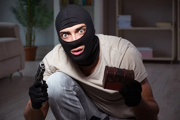 Inbrottstjuv bär balaclava mask på brottsplatsen — Stockfoto