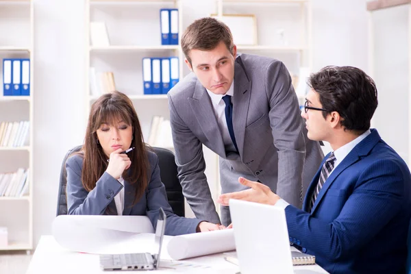 Geschäftstreffen mit Mitarbeitern im Büro — Stockfoto