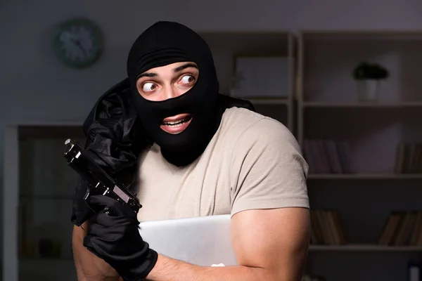 Inbrottstjuv bär balaclava mask på brottsplatsen — Stockfoto