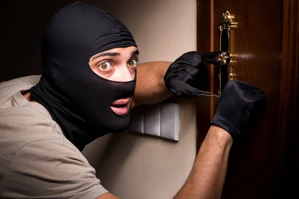 Inbrottstjuv bär balaclava mask på brottsplatsen — Stockfoto