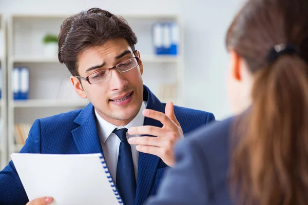 Abogado hablando con su cliente en la oficina — Foto de Stock