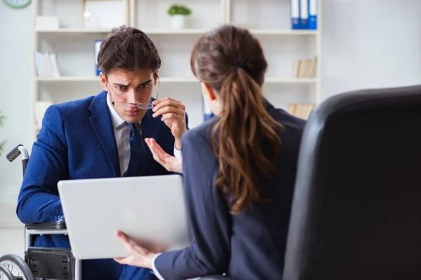 Behinderte Geschäftsfrau diskutiert mit Kollegin — Stockfoto