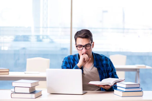 Studente in telelearning concetto di apprendimento a distanza lettura in lib — Foto Stock