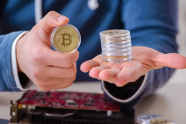 Junger Mann baut zu Hause Bitcoins ab — Stockfoto