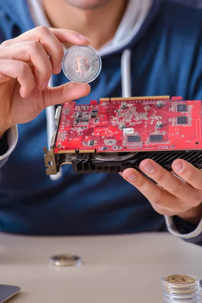 Genç adam evde bitcoin çıkartıyor.