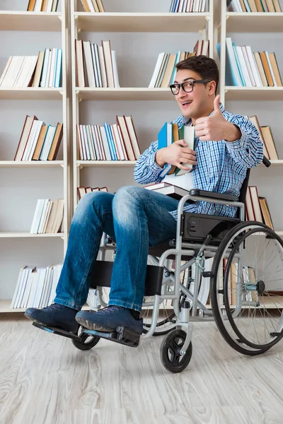 Studente disabile che studia in biblioteca — Foto Stock