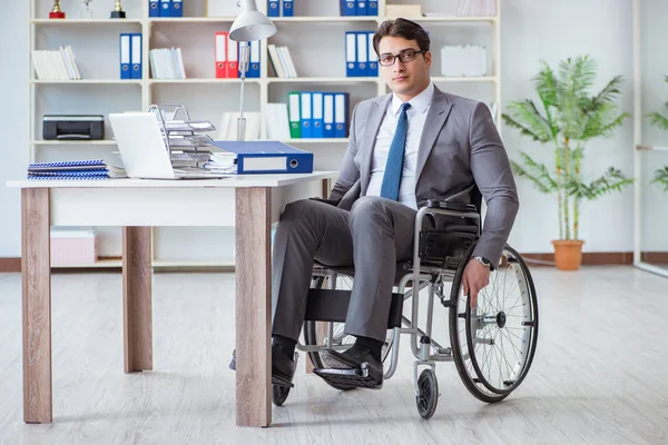 Homme d'affaires handicapé travaillant dans le bureau — Photo