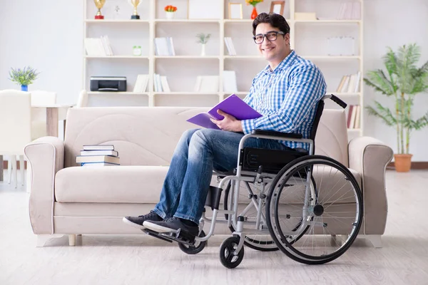 Junge Studentin im Rollstuhl im Behindertenkonzept — Stockfoto