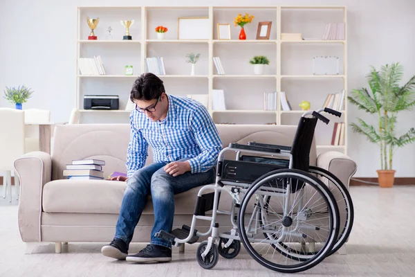 Jeune étudiant en fauteuil roulant en situation de handicap concept — Photo