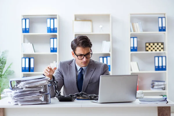 Funcionário ocupado acorrentado à sua mesa de escritório — Fotografia de Stock