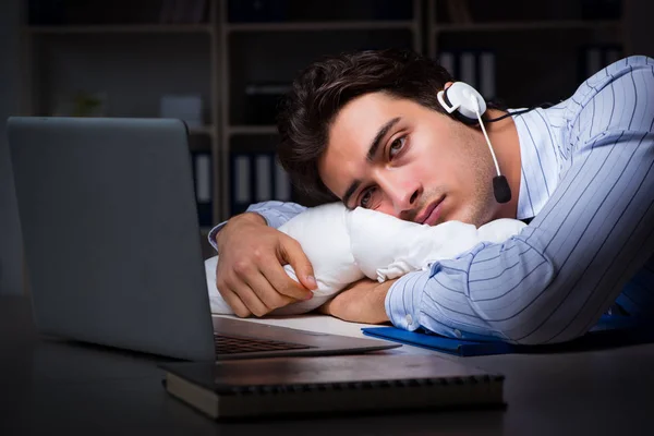 Trött och utmattad helpdesk operatör under nattskiftet — Stockfoto