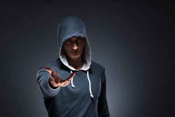 Innovációs koncepció fiatal férfival virtuális gombok nyomogatása — Stock Fotó