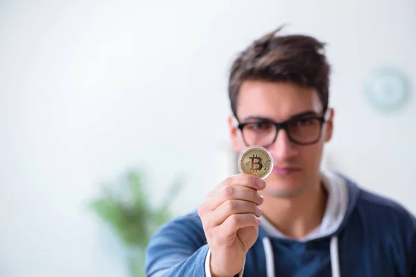 Junger Mann baut zu Hause Bitcoins ab — Stockfoto