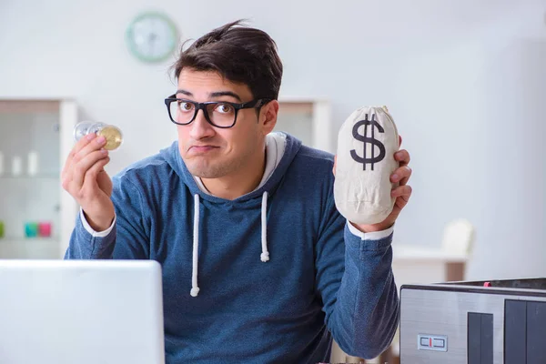 Homem jovem mineração bitcoins em casa — Fotografia de Stock