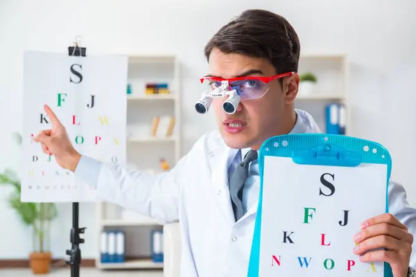 Eye doctor in eyecare concept in het ziekenhuis — Stockfoto