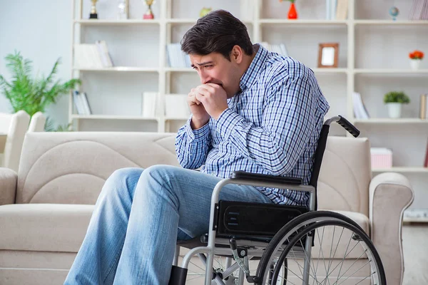 Evde acı çeken engelli genç adam.