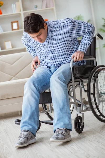 Jeune homme handicapé souffrant à la maison — Photo