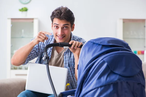 Junger Vater pflegt Neugeborenes zu Hause — Stockfoto