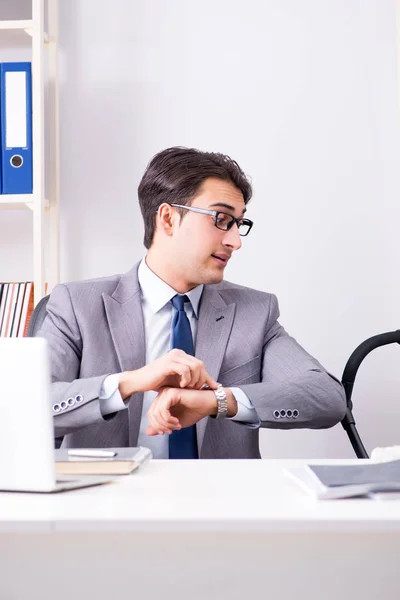 Empresario cuidando al bebé recién nacido en la oficina —  Fotos de Stock