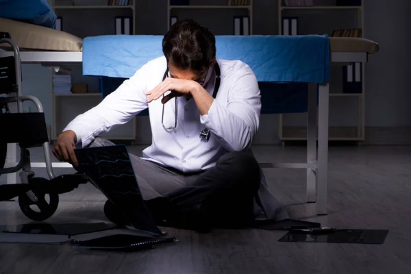 Doctor working night shift in hospital after long hours — Stock Photo, Image