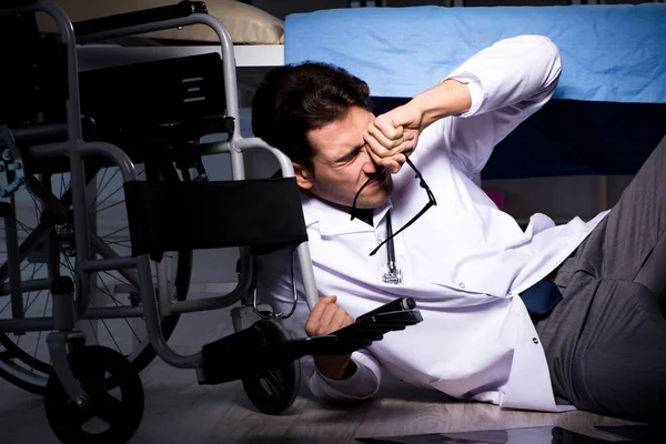 Doctor working night shift in hospital after long hours — Stock Photo, Image