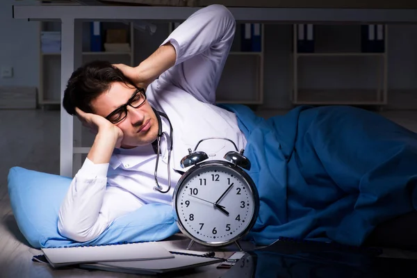 Médico trabajando turno de noche en el hospital después de largas horas — Foto de Stock