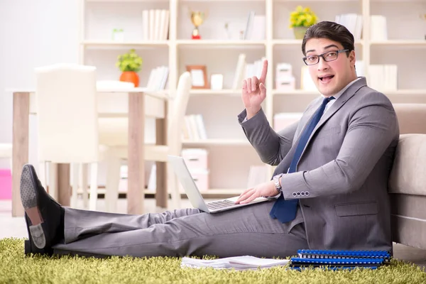 Geschäftsmann arbeitet zu Hause auf dem Fußboden — Stockfoto