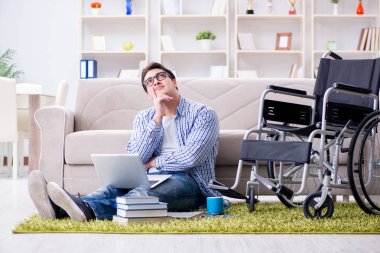 Evde okuyan genç bir öğrenci.