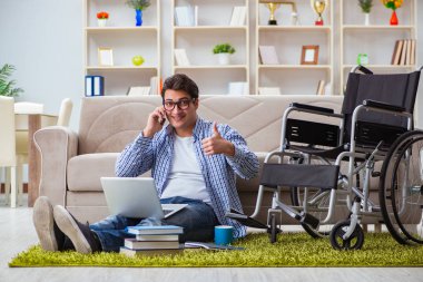 Evde okuyan genç bir öğrenci.