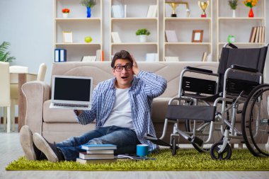 Evde okuyan genç bir öğrenci.