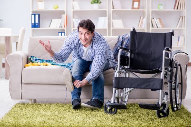 Evde iyileşen engelli adam