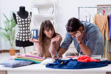 Atölyede erkek terzi ve bayan öğrenci.