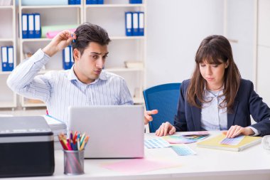 İnsanlar projenin yeni tasarımını tartışıyor