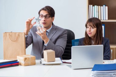 Yeni posta ve paket alan iş adamları