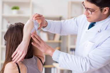 Doktor hastaların eklem esnekliğini kontrol ediyor