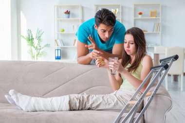 Koca adam yaralı karısına destek oluyor.