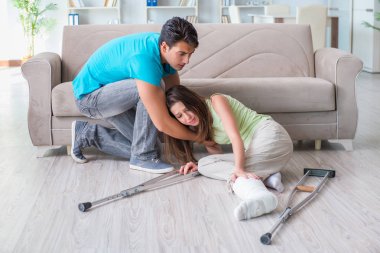 Koca adam yaralı karısına destek oluyor.