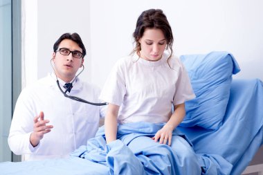 Hastanedeki hastayı ziyaret eden doktor.