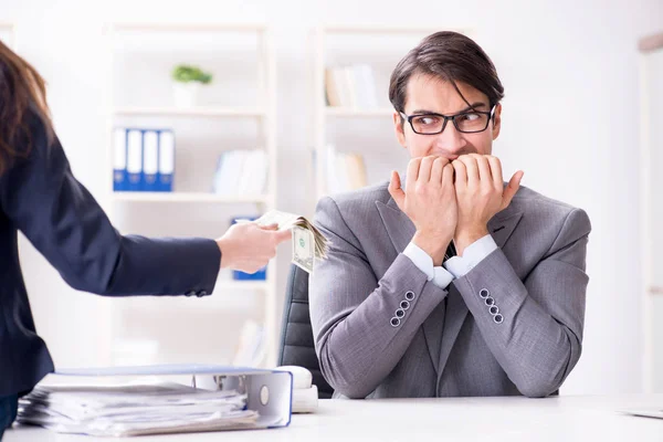 Businessmanbeing offered bribe for breaking law — Stock Photo, Image