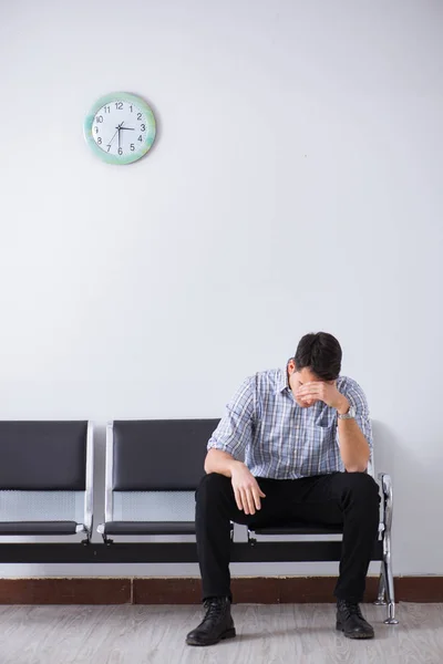 L'homme attend nerveusement dans le hall — Photo