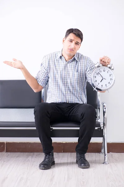 Hombre ansiosamente impaciente esperando en el vestíbulo — Foto de Stock