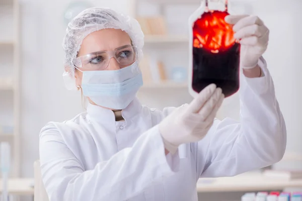 Mulher médico verificando amostras de sangue no laboratório — Fotografia de Stock