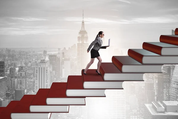 Estudiante empresaria escalando la escalera de los libros de educación — Foto de Stock