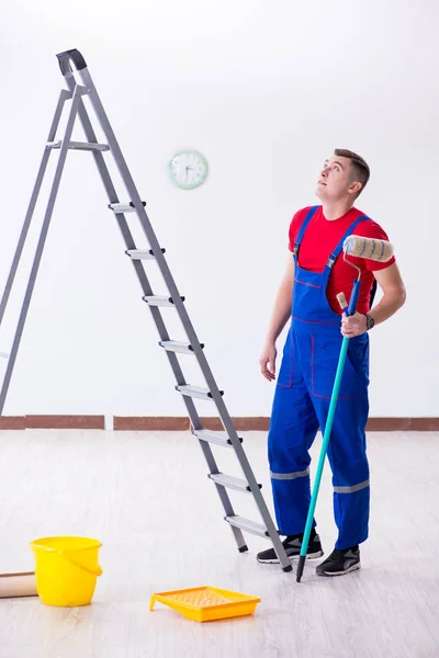 Manlig målare förbereder sig för målning jobb på byggarbetsplatsen — Stockfoto