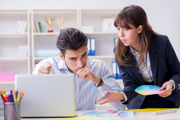 Люди обсуждают новый дизайн проекта