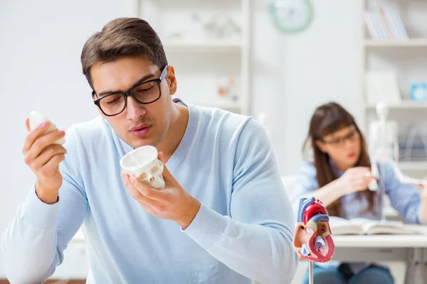 Dois estudantes de medicina que estudam em sala de aula — Fotografia de Stock