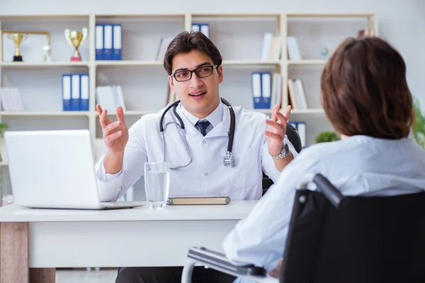 Paciente femenina que visita al médico masculino para un chequeo regular en hosp — Foto de Stock