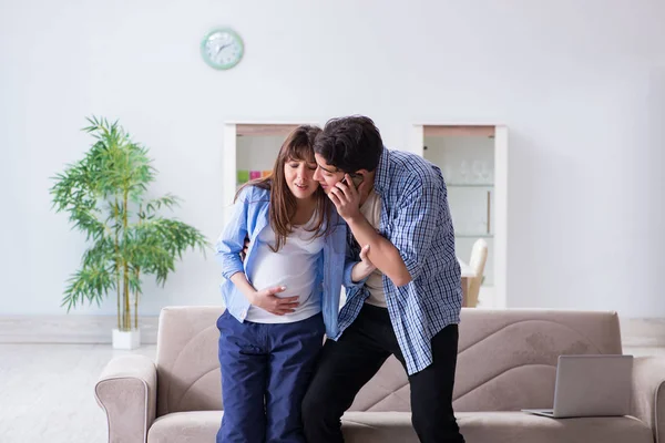 Donna incinta con marito a casa — Foto Stock