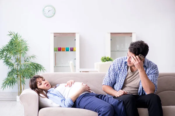 Zwangere vrouw met man thuis — Stockfoto
